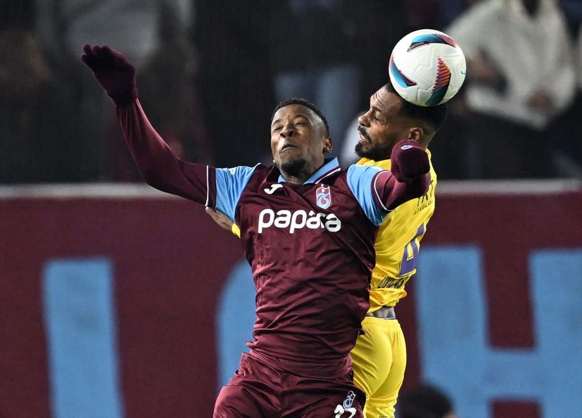 trabzonsporun besiktas macinda gol guvencesi simon banza 0 ilIlNzae