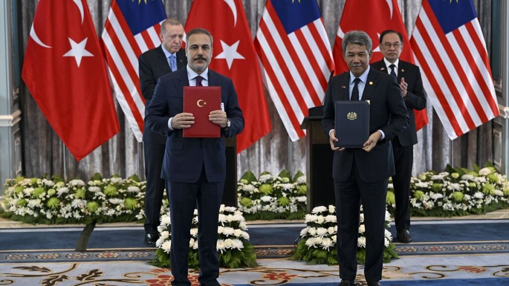 turkiye ile malezya arasinda 11 anlasma imzalandi 83x7I4SG