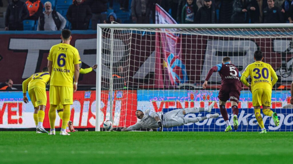 ugurcan cakir penalti vurusunda mame thiama gecit vermedi OzZNrytg