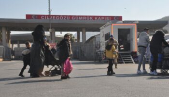 ulkesine donene suriyeli insallah ileride turkiyeye yine gelirim ama bu defa gezmek icin UWCU81gt