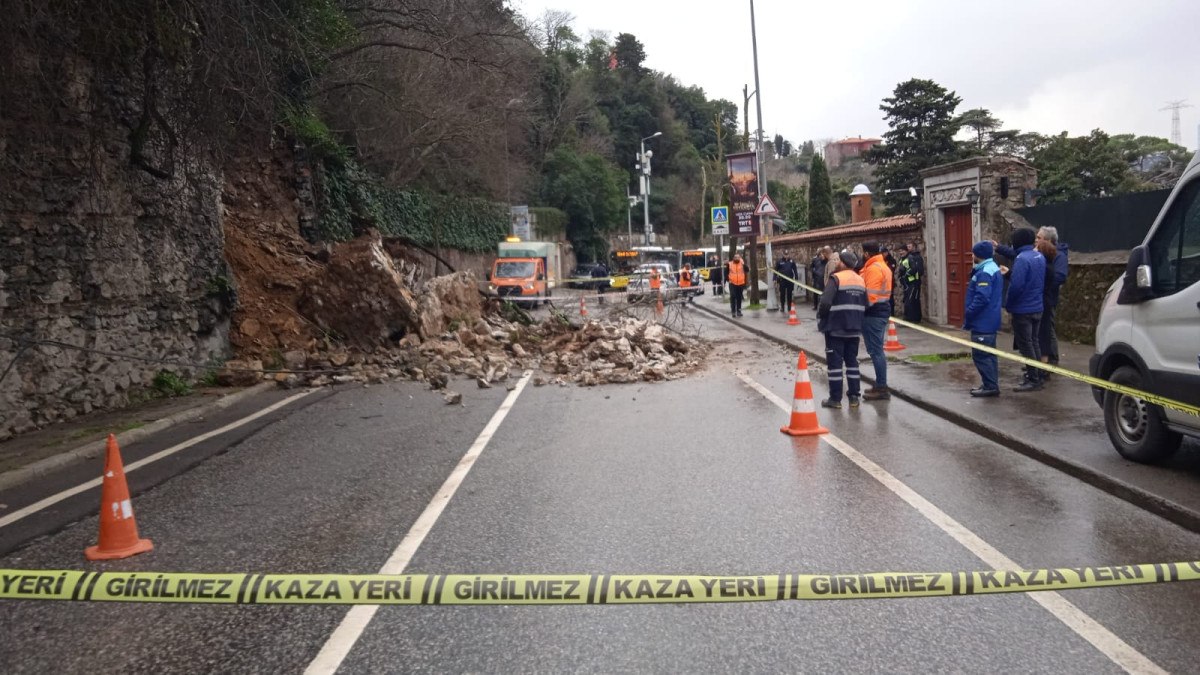 uskudarda istinat duvari coktu otomobil altinda kalmaktan son anda kurtuldu 0 delSjUGs