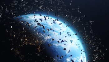 uzay coplerinin ucaklara carpma riski artiyor bNLRSIIg