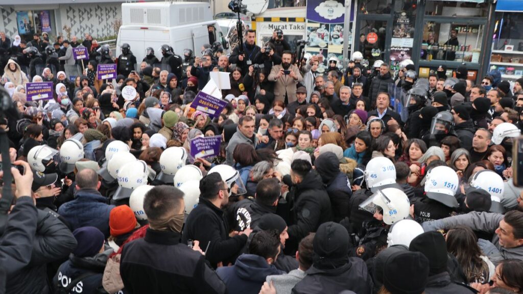 vanda izinsiz yuruyus yapanlara polis mudahale etti kSJkeCpr