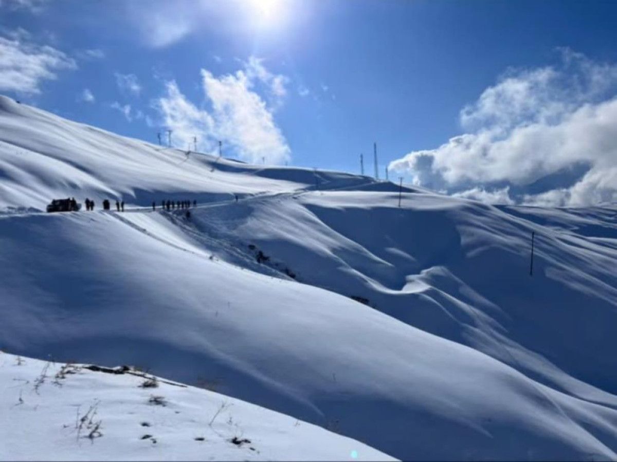 Van'da şarampole düşen iş makinesinin operatörü askeri helikopterle taşındı 1 vanda sarampole dusen is makinesinin operatoru askeri helikopterle tasindi 0 3OZOUKIU