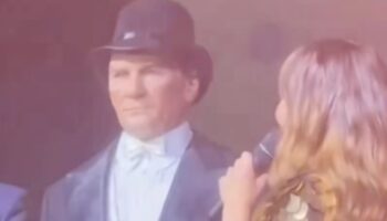 ziynet salinin sahne aldigi organizasyonda ataturk somurusu FexpUpUn