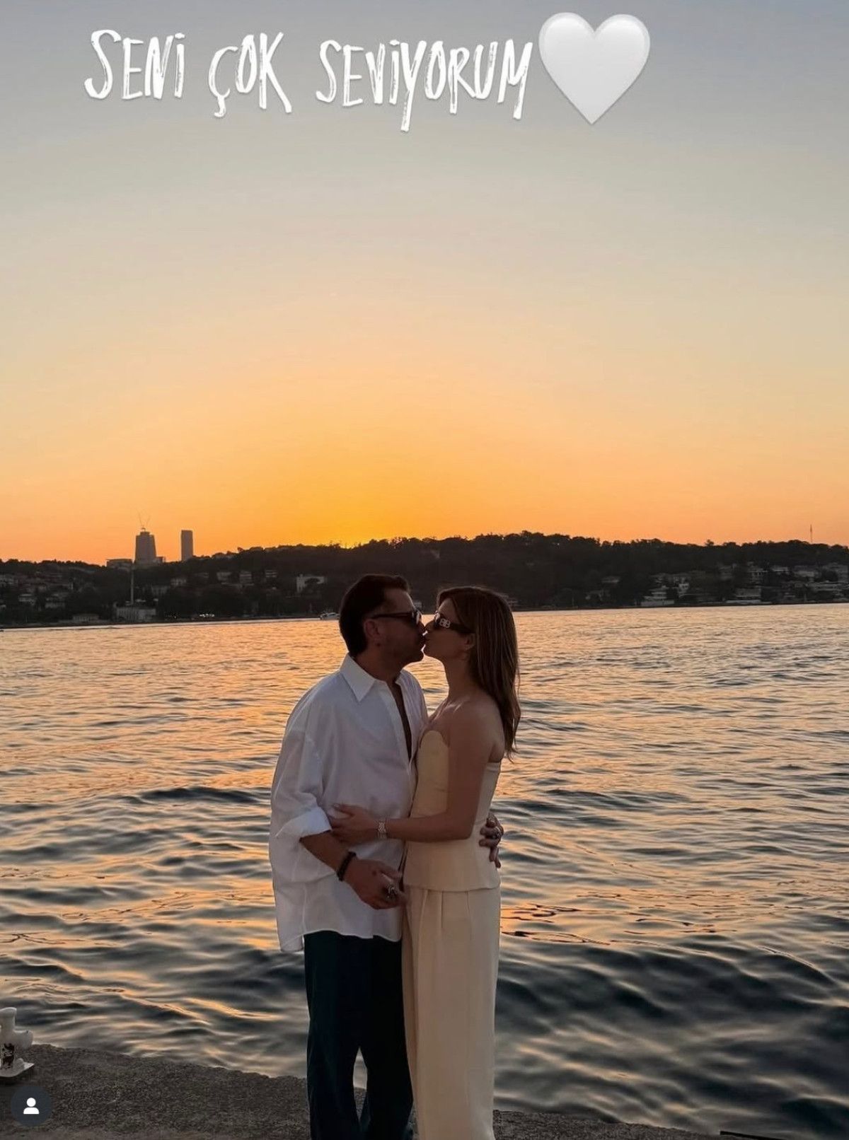 11 yillarini kutladilar beren saat ve kenan doguludan romantik yil donumu paylasimi 0 77fagkZb