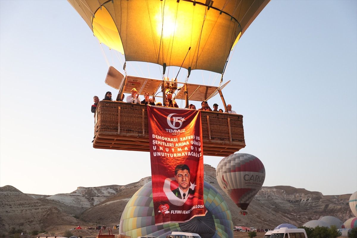 15 Temmuz’un yıl dönümünde Kapadokya semalarında anlamlı uçuş 3 15 temmuzun yil donumunde kapadokya semalarinda anlamli ucus 2 Xn6v5c8b