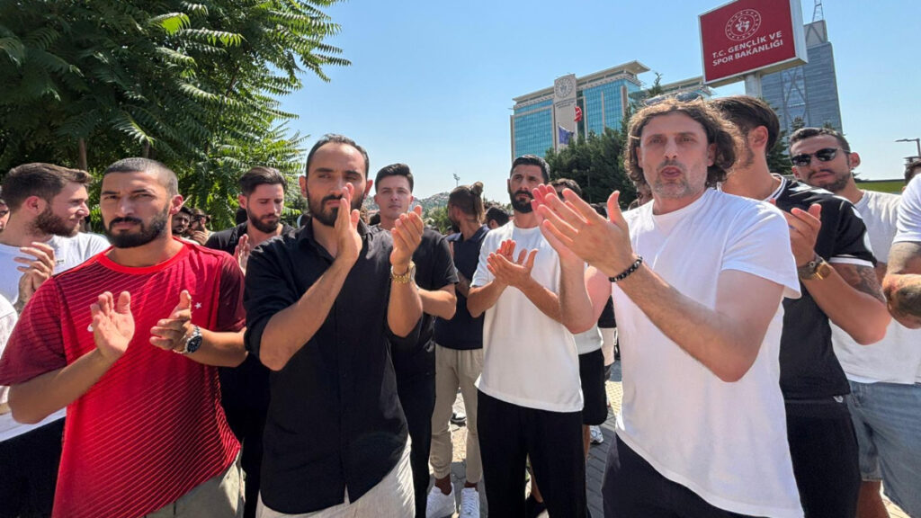 3uncu lig oyuncularindan genclik ve spor bakanligi onunde basin aciklamasi dlUmaLMz