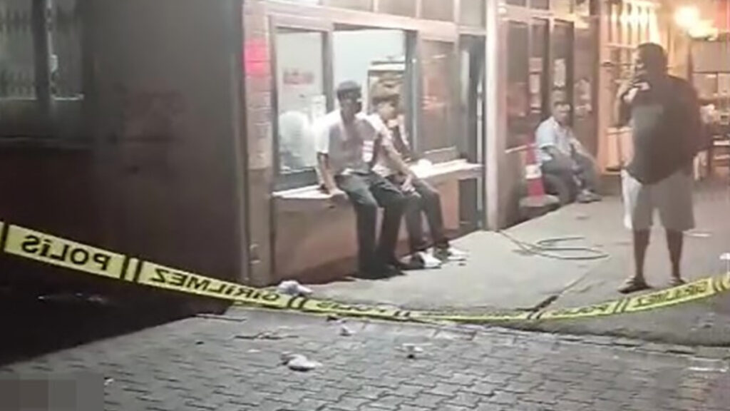 adanada bicakli saldiriya ugrayan sahis agir yaralandi sSYueiPt