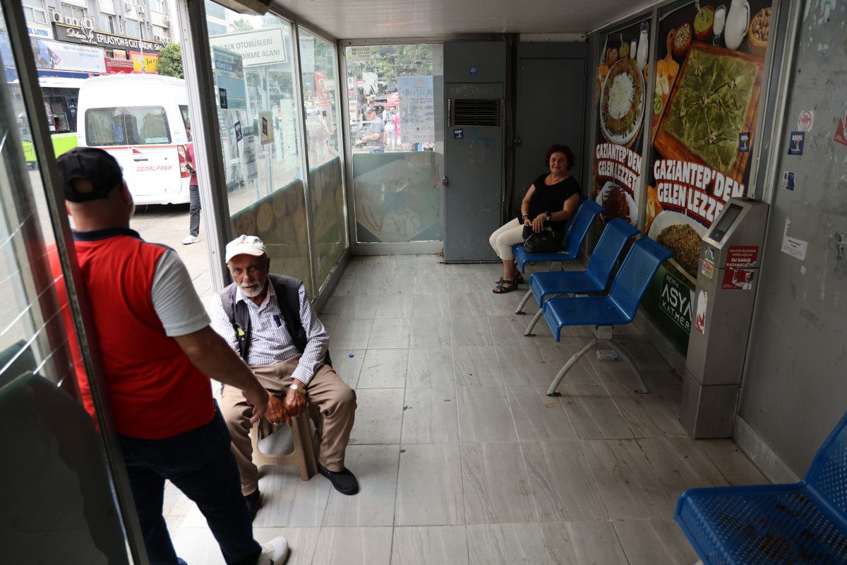 adanada otobus duraklarindaki klimalarin iptal edilmesi vatandaslari isyan ettirdi 0