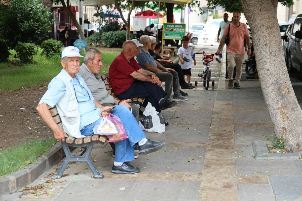 adanada otobus duraklarindaki klimalarin iptal edilmesi vatandaslari isyan ettirdi 2 3jUYqctA