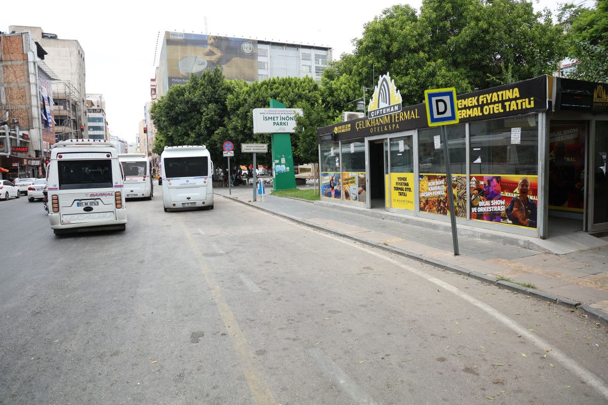 adanada otobus duraklarindaki klimalarin iptal edilmesi vatandaslari isyan ettirdi 4 DIRlXwNZ