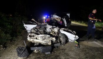 adanada otomobil ile kamyonet carpisti 2si agir 4 yarali 5ZTjCMZh