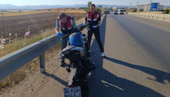 afyonkarahisarda bariyerlere carpan motosiklet 30 metre suruklendi 1 olu DJ2qh5B7