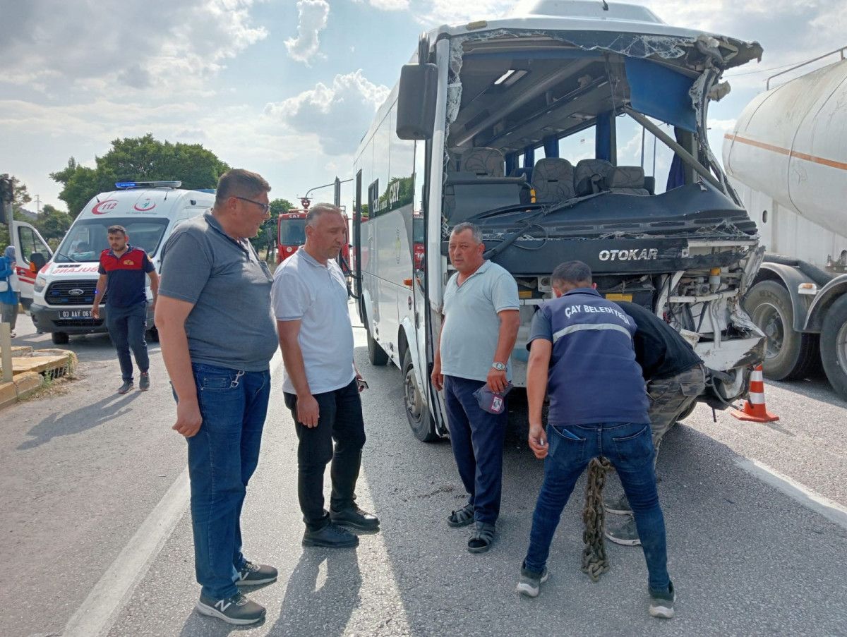 afyonkarahisarda midibus kamyonla carpisti 0 AVYVYeiW