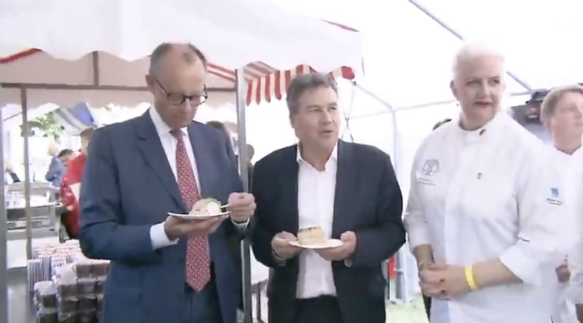 almanya basbakani merzin tartisma yaratan goruntusu pastayi elinden dusurdu 0