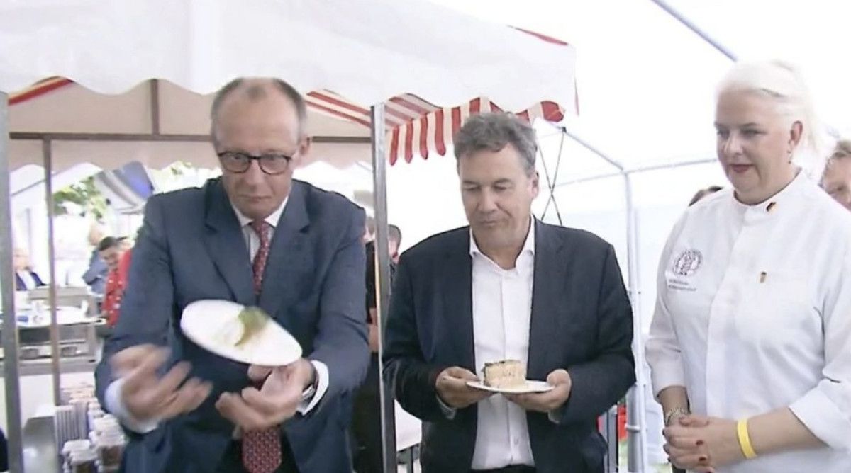 almanya basbakani merzin tartisma yaratan goruntusu pastayi elinden dusurdu 1 4zsQUl1d