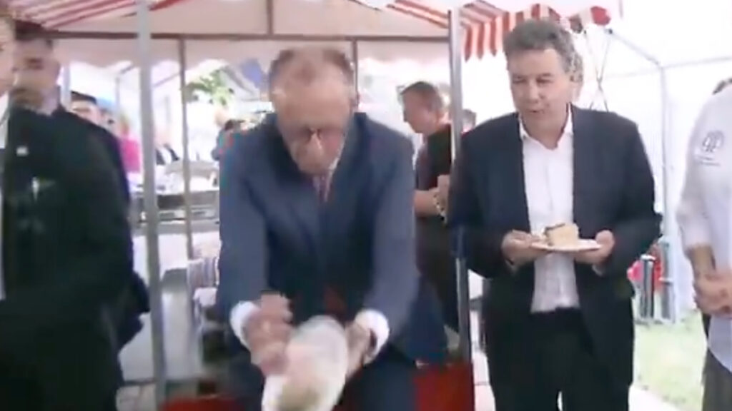 almanya basbakani merzin tartisma yaratan goruntusu pastayi elinden dusurdu 2qkkmRHk