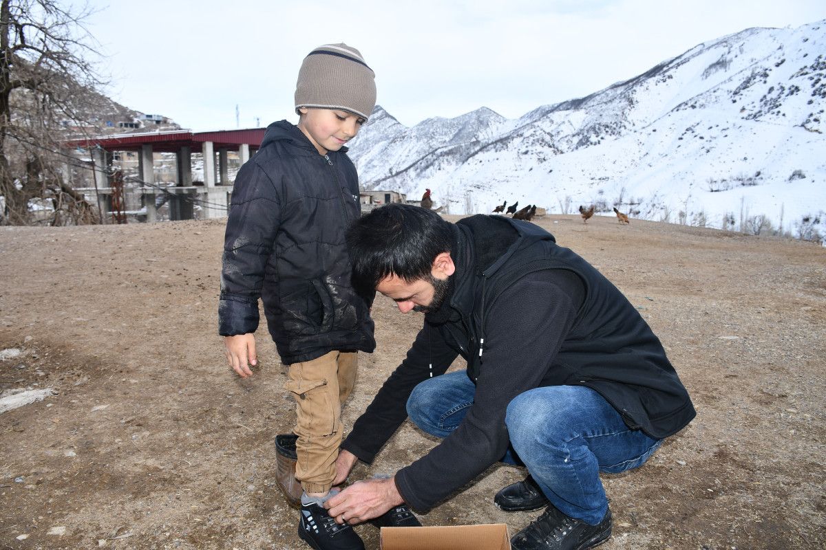 ankarali polis memurundan sirnakli 300 cocuga bot ve mont yardimi 3 FkBQ3K57