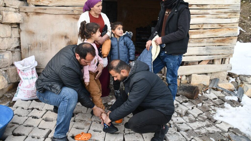 ankarali polis memurundan sirnakli 300 cocuga bot ve mont yardimi AGuVUQsA