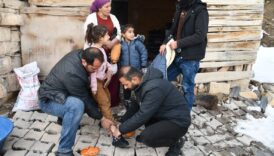 ankarali polis memurundan sirnakli 300 cocuga bot ve mont yardimi AGuVUQsA