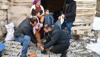 ankarali polis memurundan sirnakli 300 cocuga bot ve mont yardimi AGuVUQsA