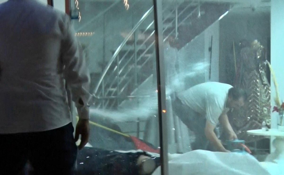 antalyada esinin kendisinden habersiz sattigi gelinlikciyi yakmaya calisti 1 sXpBEYdJ