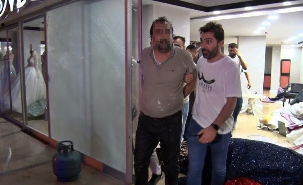 antalyada esinin kendisinden habersiz sattigi gelinlikciyi yakmaya calisti 4 cORkdwUA