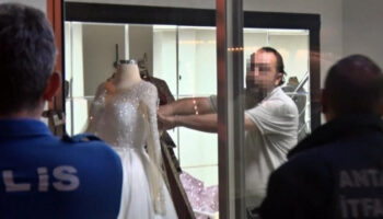 antalyada esinin kendisinden habersiz sattigi gelinlikciyi yakmaya calisti AZYBdsOs