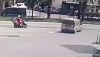 antalyada hafif ticari aracla carpisan motosikletin surucusu yaralandi 23CEAHuC