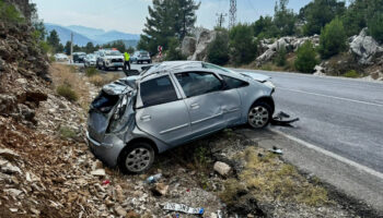 antalyada otomobil yoldan cikip kayalik alana carpti 8LzJVnG3
