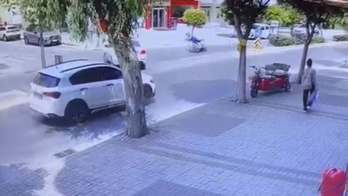 antalyada otomobille carpisan motosikletin surucusu yaralandi 0 1QEbIipi