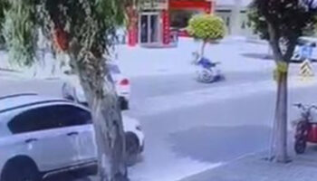 antalyada otomobille carpisan motosikletin surucusu yaralandi vn7wAX9f