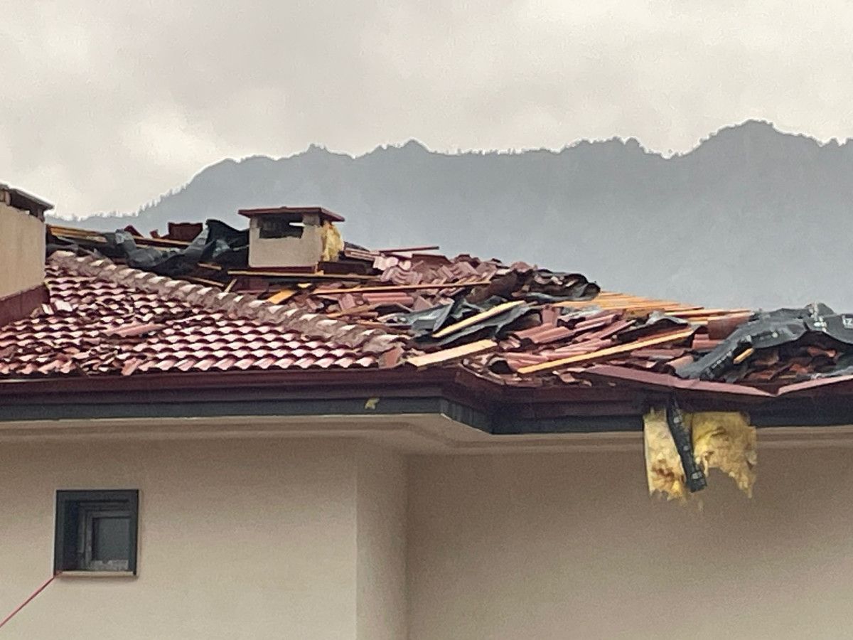 artvinde siddetli firtina catilari ucurdu 0 U41ANYDr