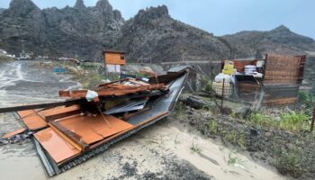 artvinde siddetli firtina catilari ucurdu KHIAD6GN