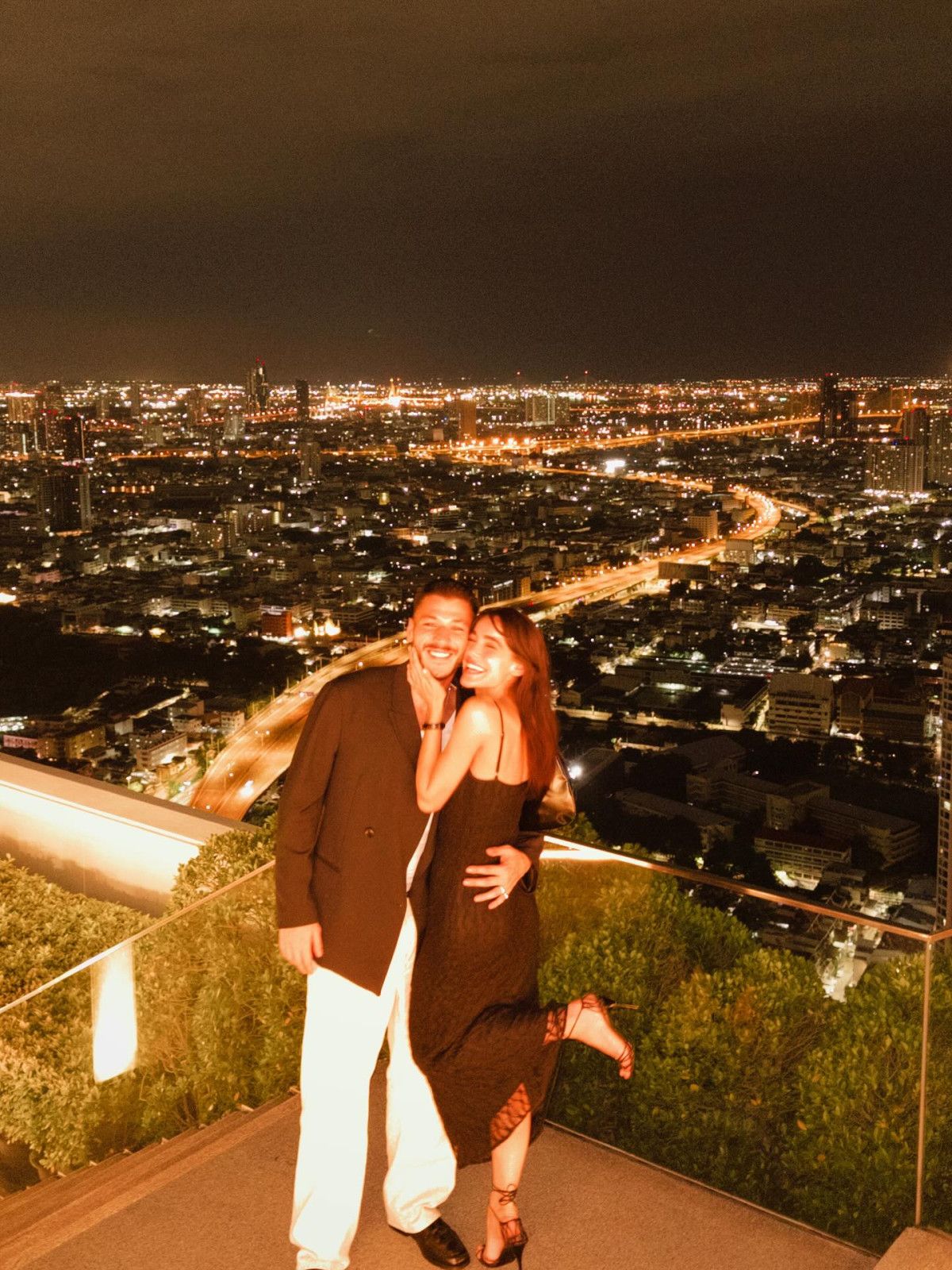 asklari tam gaz devam ediyor kubilay aka ile hafsanur sancaktutandan yeni fotograf geldi 0 99MCp224