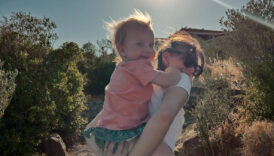 asli enverden cocuklu yeni paylasim kizini sirtinda gezdirdi Z7vLcUI6