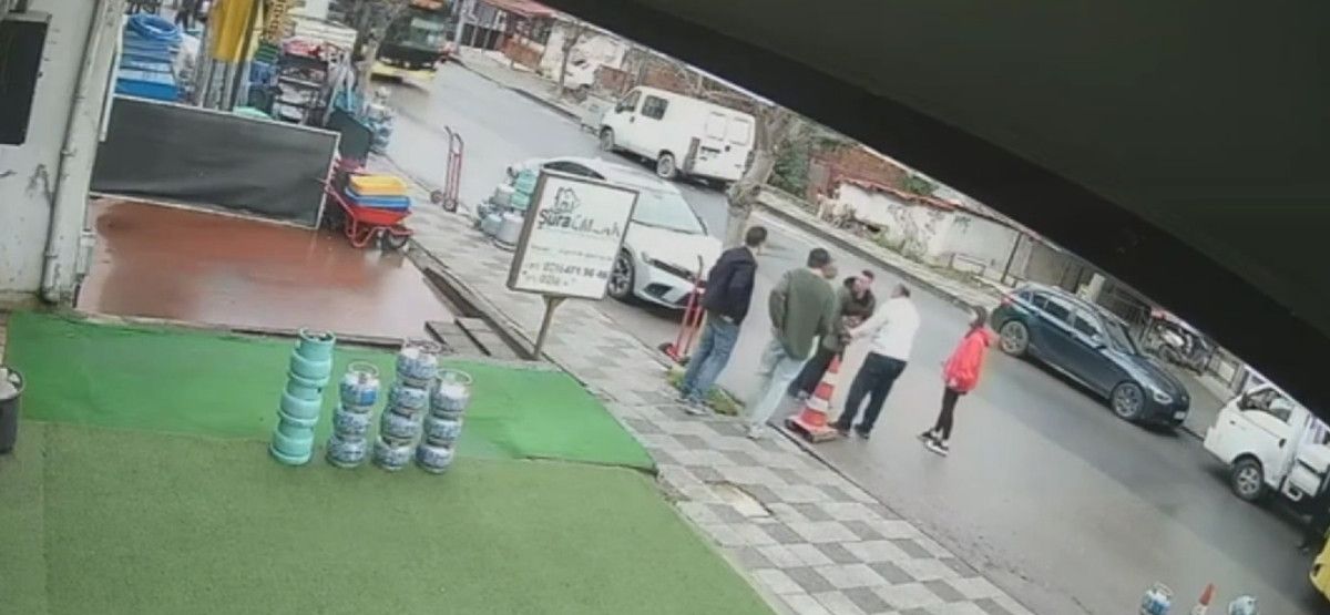 atasehirde kopekten kacan cocuga iett otobusu carpti 1 dVUZaUsG