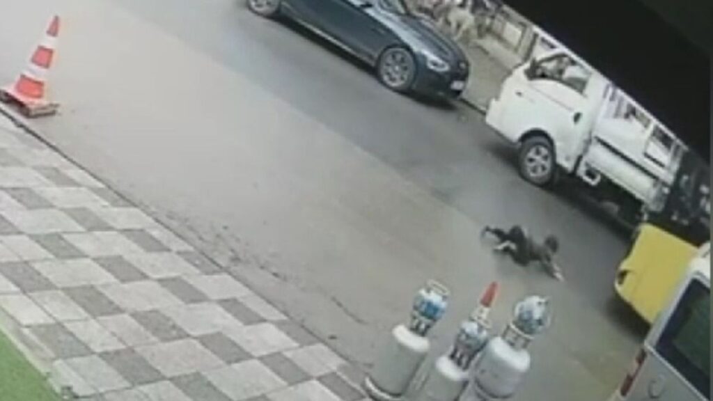 atasehirde kopekten kacan cocuga iett otobusu carpti Thd1fWVZ