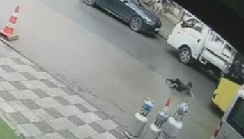 atasehirde kopekten kacan cocuga iett otobusu carpti Thd1fWVZ