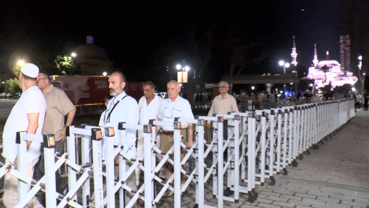 Ayasofya'nın açılış yıl dönümüne özel sabah namazında bir araya gelindi 2 ayasofyanin acilis yil donumune ozel sabah namazinda bir araya gelindi 1 EASm48Ga