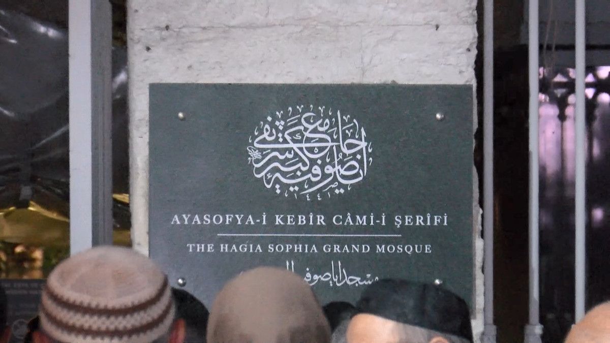 Ayasofya'nın açılış yıl dönümüne özel sabah namazında bir araya gelindi 3 ayasofyanin acilis yil donumune ozel sabah namazinda bir araya gelindi 2 3f1HjI2j