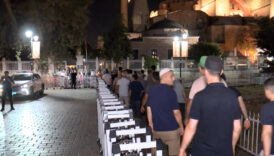 Ayasofya'nın açılış yıl dönümüne özel sabah namazında bir araya gelindi 6 ayasofyanin acilis yil donumune ozel sabah namazinda bir araya gelindi X2ZMVPPc