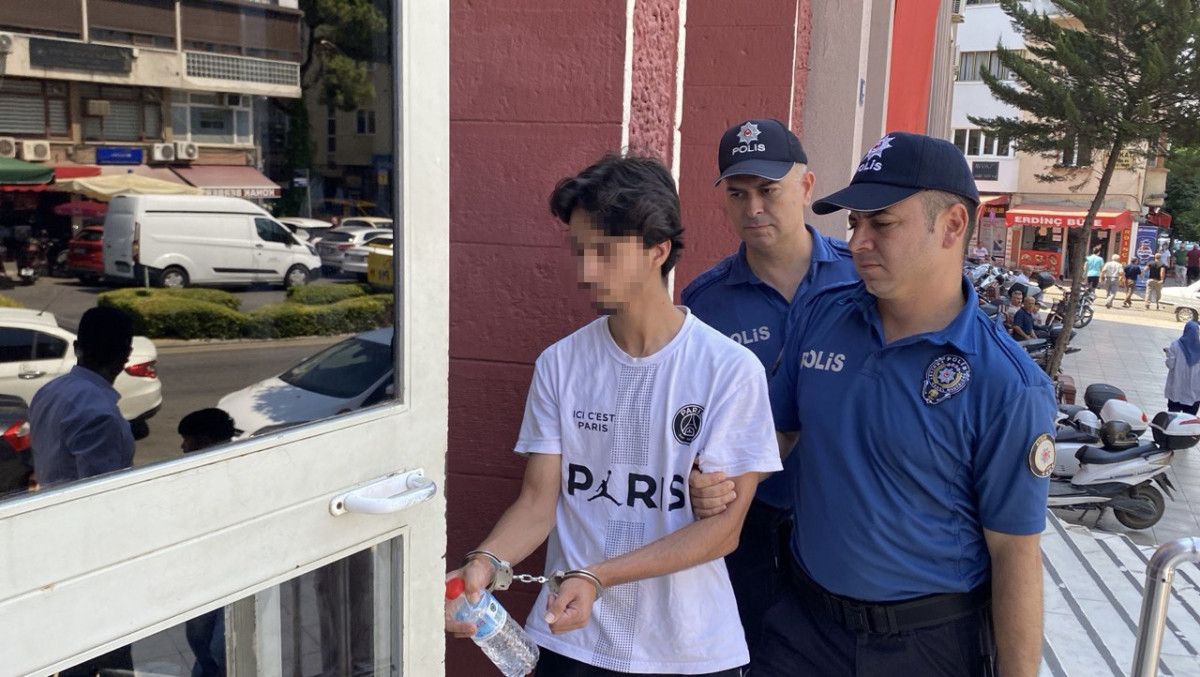 aydinda bir cocugu basindan bicakladi kiz kardesi gazetecilere el hareketi yapti 0