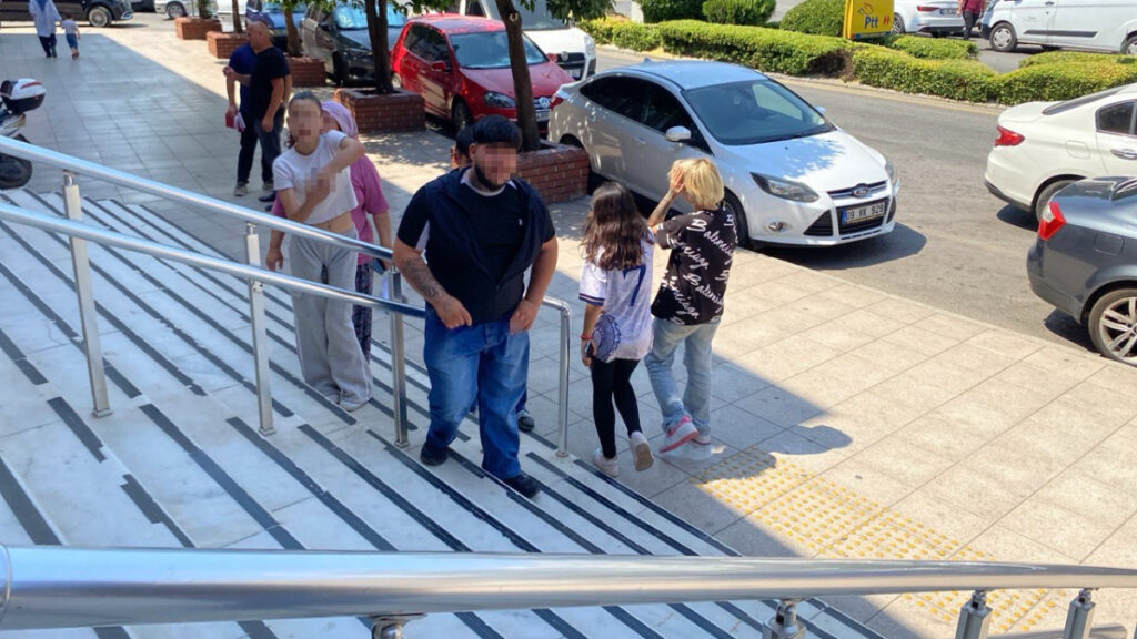 aydinda bir cocugu basindan bicakladi kiz kardesi gazetecilere el hareketi yapti PCg6tVtj