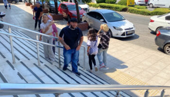 aydinda bir cocugu basindan bicakladi kiz kardesi gazetecilere el hareketi yapti PCg6tVtj