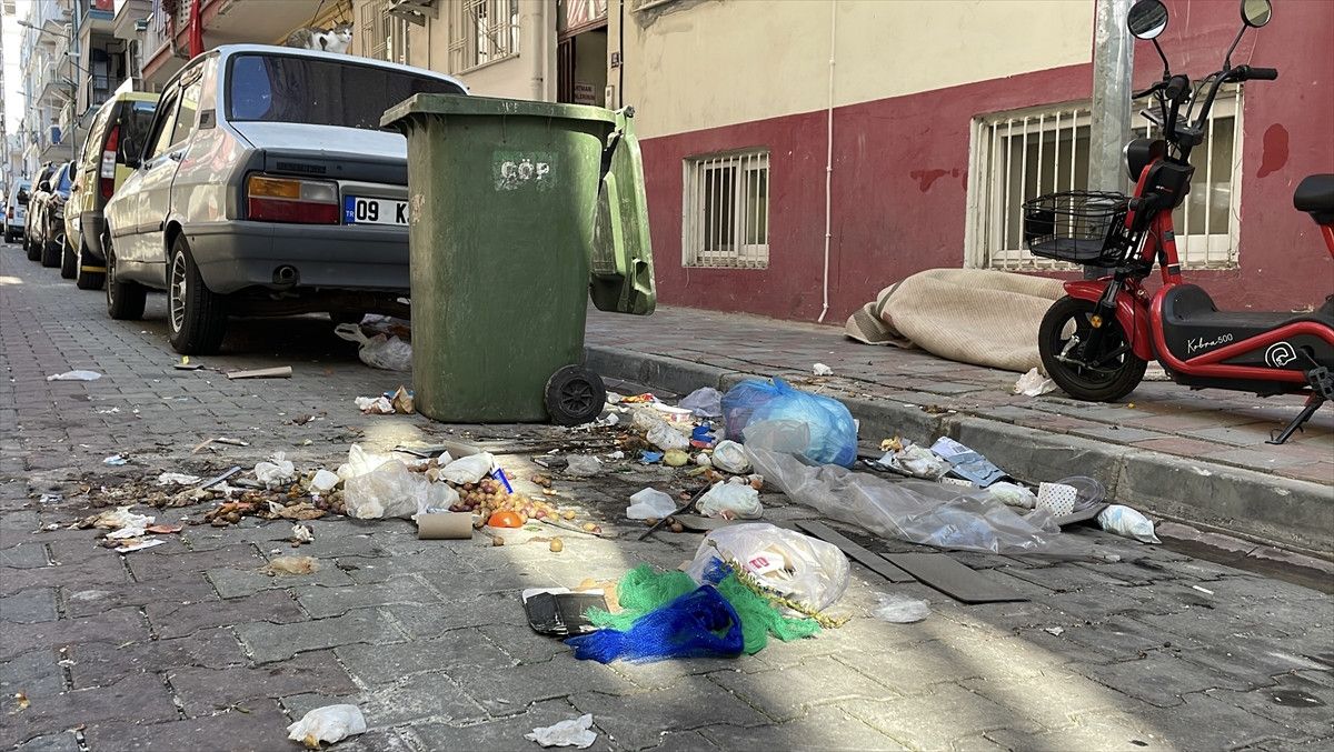 aydinda isciler is birakti sokaklarda cop yiginlari olustu 1 LCTKVWff