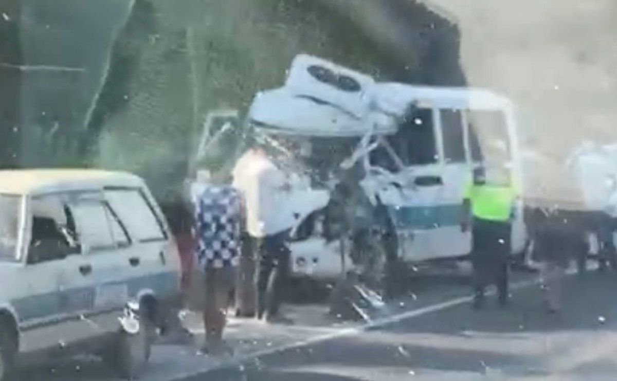 aydinda yolcu minibusu kamyonla carpisti 0