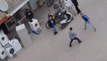 balikesirde tartistigi husumetlisini bicakla oldurdu olay ani kamerada AXeDbCp1