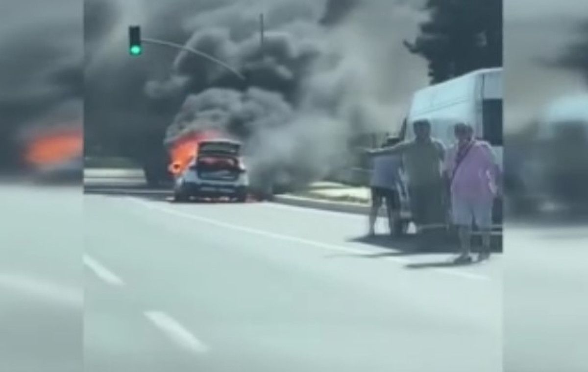 basaksehirde seyir halindeki otomobil alev topuna dondu 0 7nnuF3aW